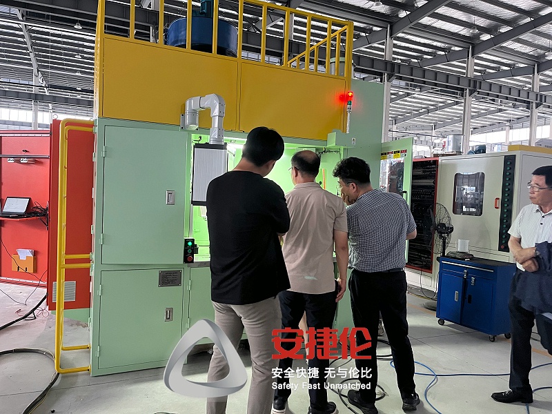 韓國(guó)客戶(hù)參觀噴膠機(jī)2