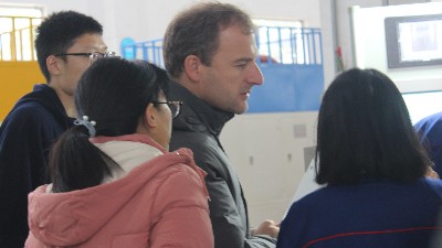 西班牙客戶慕名而來，參觀安捷倫自動滾膠機、滾噴機！