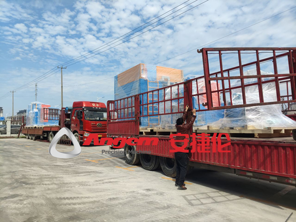 喜訊！順利向浙江客戶發(fā)了5臺(tái)智能自動(dòng)化噴涂機(jī)縮徑設(shè)備