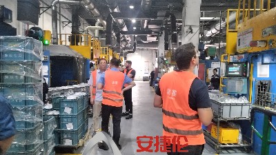 大連、巴西、臺(tái)灣客戶參觀安捷倫橡膠減震自動(dòng)噴膠機(jī)